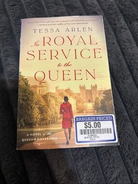In Royal Service to the Queen by Tessa Arlen - Paperback, Red Cover Accents